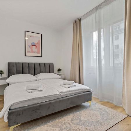 2 Bedroom Apt Steps To Nivy Station Bratislava Exterior foto