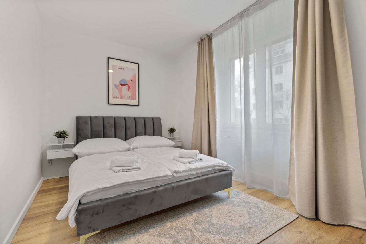 2 Bedroom Apt Steps To Nivy Station Bratislava Exterior foto