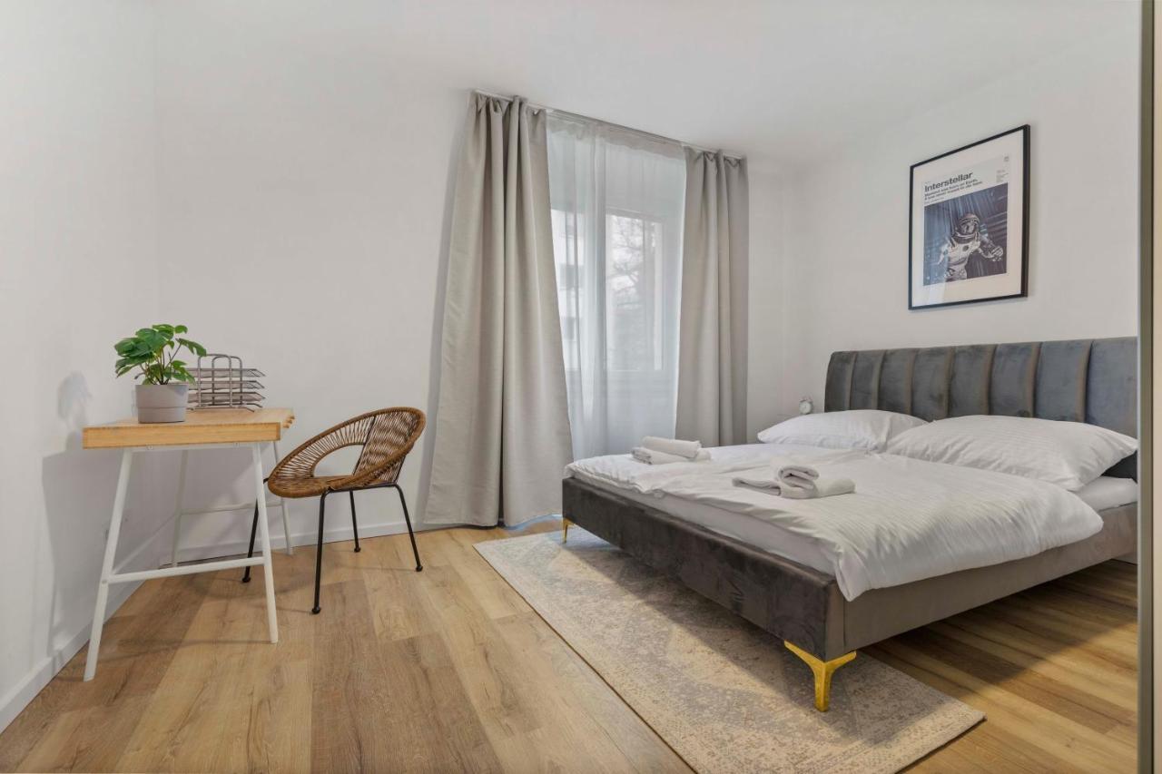 2 Bedroom Apt Steps To Nivy Station Bratislava Exterior foto