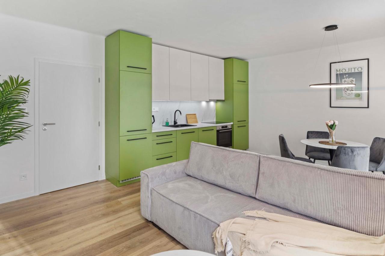 2 Bedroom Apt Steps To Nivy Station Bratislava Exterior foto